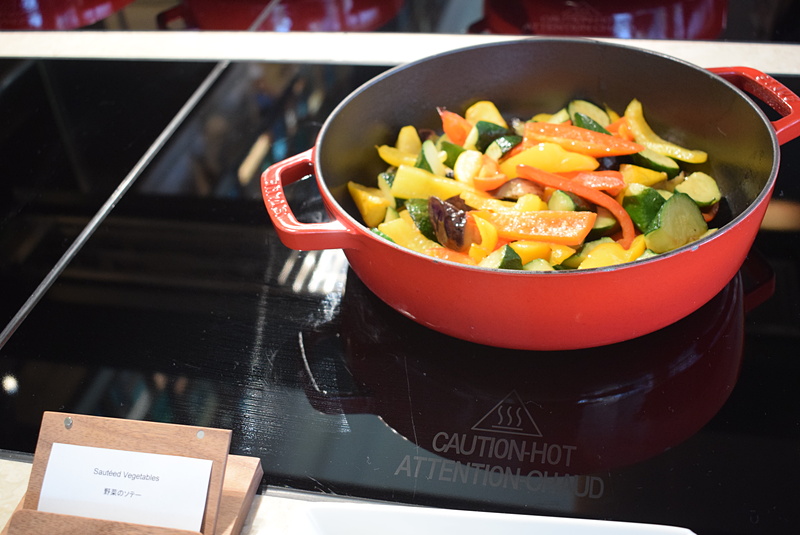 野菜ソテーは色合いがとてもきれいで、鍋に入っているだけでも絵になる