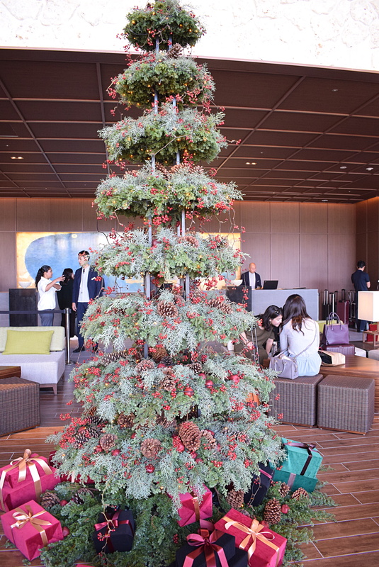 ホテルロビーにはクリスマスツリーがお目見え