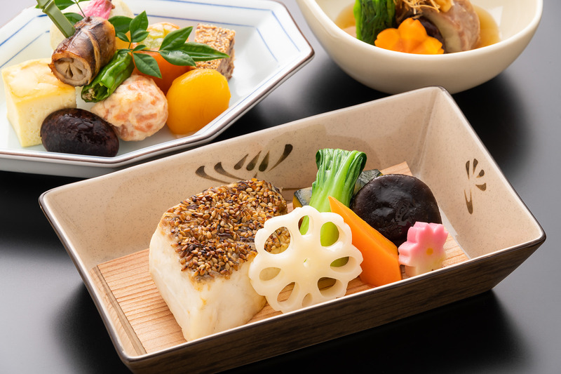 12月1日から日本産の素材を使用した和食の機内食を提供する。写真は「鯛胡麻焼き」