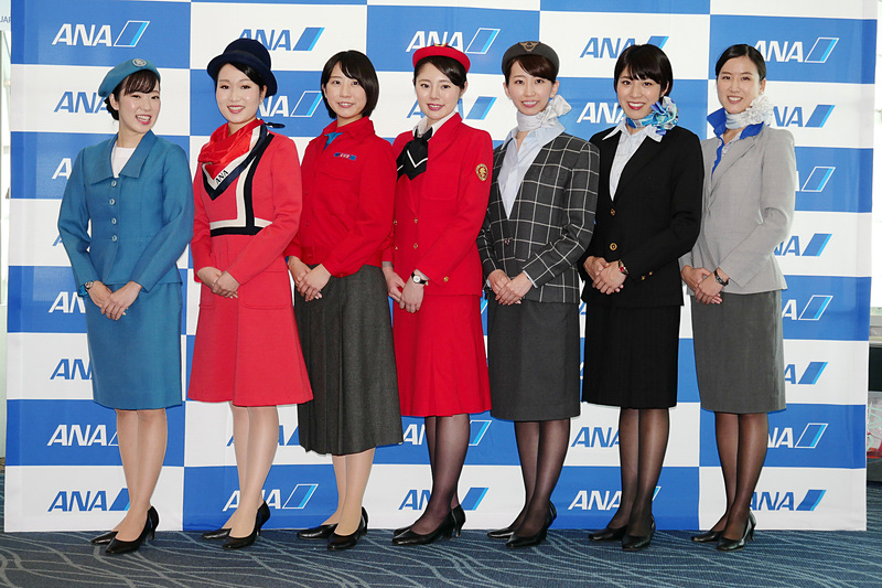 搭乗手続き開始前に、歴代制服を着用したグランドスタッフが整列し、乗客にあいさつ。左端が初代で右へ新しくなる。右端が現行の制服