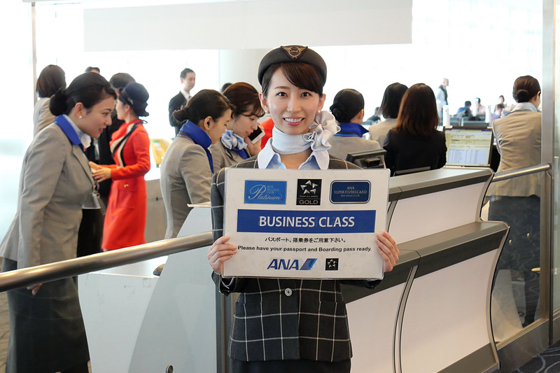 ゲート付近での案内も、歴代制服着用のスタッフが担当