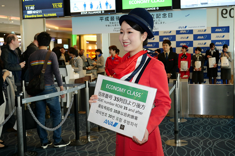 ゲート付近での案内も、歴代制服着用のスタッフが担当