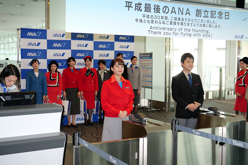 搭乗開始を目前にして、ゲート内に歴代制服着用スタッフがスタンバイ