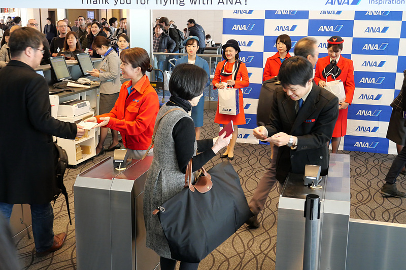 搭乗開始。ゲートでのチケット確認は、3代目の制服を着用した女性スタッフと男性スタッフが担当