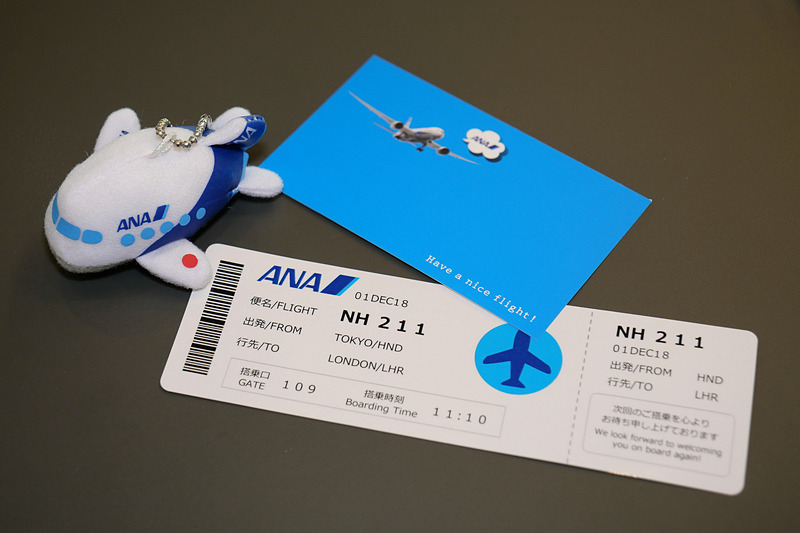 乗客に手渡された記念品。ANAプレーンマスコット、NH211便の搭乗券を模したブックマーカー、スタッフ手書きのメッセージが書き込まれたカードで構成