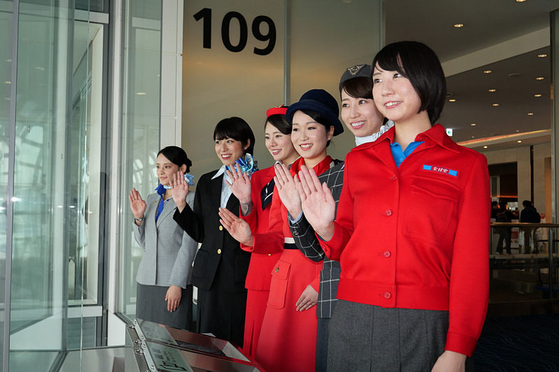 ロンドンに向けて定刻に出発したNH211便を見送る、歴代制服着用スタッフ