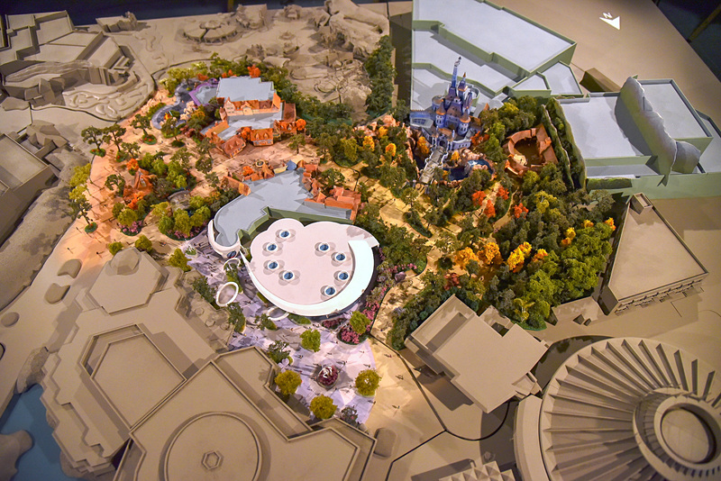2017年4月5日の「東京ディズニーランド大規模開発 起工式」で公開された新エリアのスケールモデル。まさにこの世界が現実に現われ始めていた