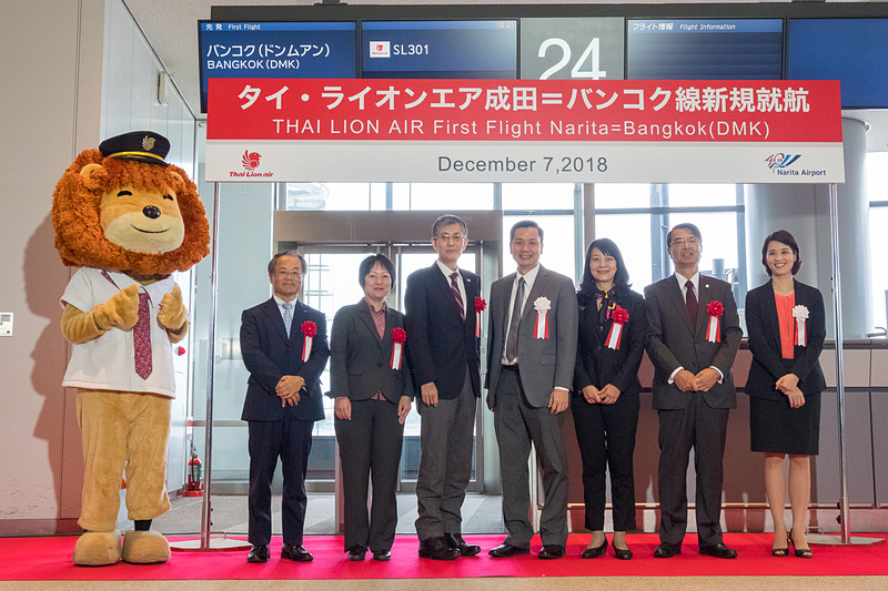 リボンセレモニーに参加した、左から株式会社インフィニ トラベル インフォメーション 取締役会長 藤木悟氏、日本政府観光局 海外プロモーション部長 藤田礼子氏、国土交通省 東京航空局 成田空港事務所 成田国際空港長 石井靖男氏、タイ ライオンエア 取締役 会長・キャプテン ダーシット・ヘンドロ・セプトロ氏、タイ国政府観光庁 東京事務所 所長 パッタラアノン・ナチェンマイ氏、成田国際空港株式会社 代表取締役 副社長 長田太氏、タイ ライオンエア 取締役 営業本部長 ナタポン・コモシッチヴェイト氏