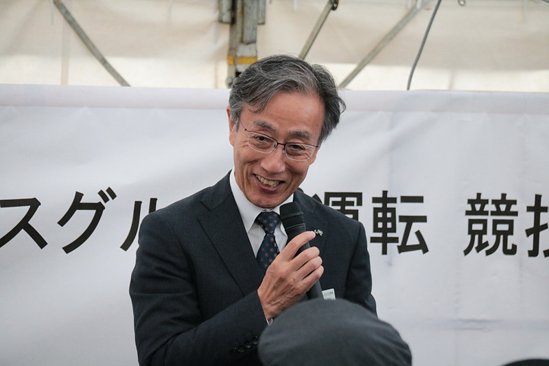 「我々の安心・安全のレベルは“こうなんだ”を見せていただければと思っています」とコメントしたジェイアールバス関東株式会社 代表取締役社長 中村泰之氏と、選手宣誓のシーン