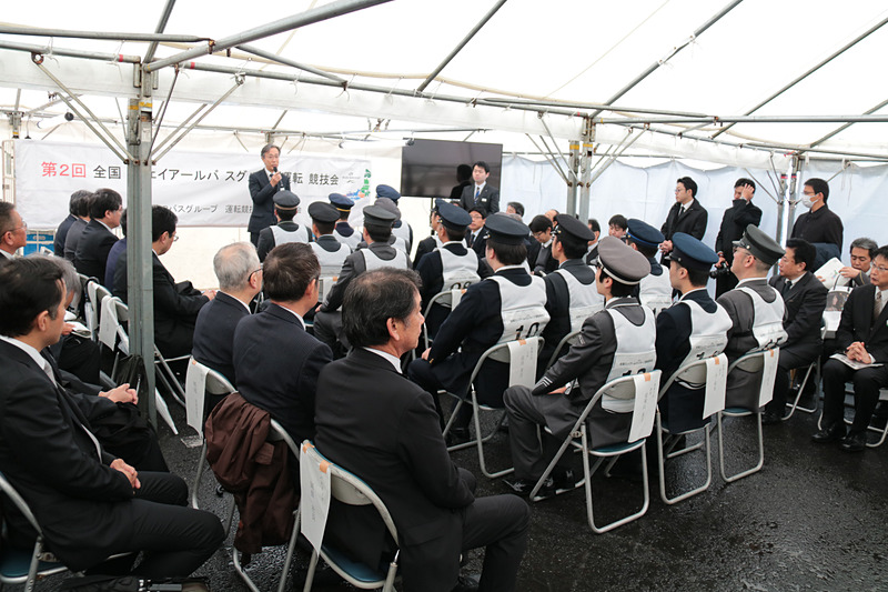 「我々の安心・安全のレベルは“こうなんだ”を見せていただければと思っています」とコメントしたジェイアールバス関東株式会社 代表取締役社長 中村泰之氏と、選手宣誓のシーン
