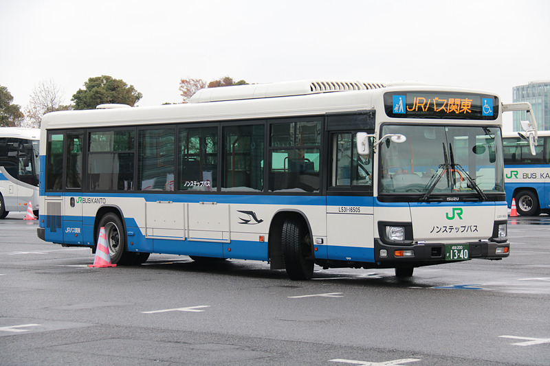 こちらは「前進後退スラローム」競技。大型バスがパイロンの間を縫って走る姿は、ちょっとだけかわいらしくも見えるが、バックでキチリとパイロンの間に停めるのはさすが