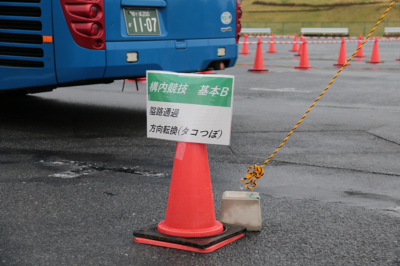こちらは高速線の部の「隘路通過」と、タコつぼと呼ばれていた「方向転換」。まずはあいさつのあとに乗車し各部の指差喚呼（しさかんこ）から始まるが、なかにはパイロンにヒットする選手もいた
