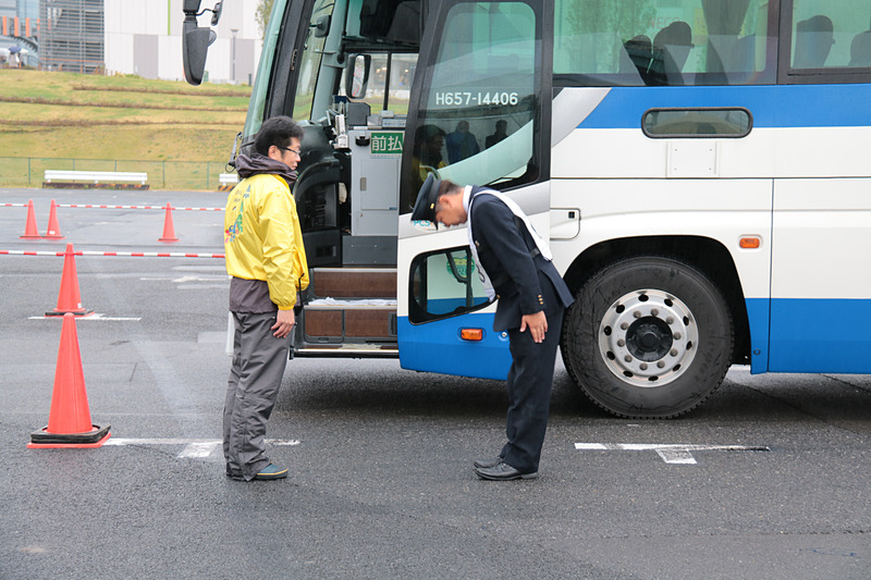 こちらは高速線の部の「隘路通過」と、タコつぼと呼ばれていた「方向転換」。まずはあいさつのあとに乗車し各部の指差喚呼（しさかんこ）から始まるが、なかにはパイロンにヒットする選手もいた