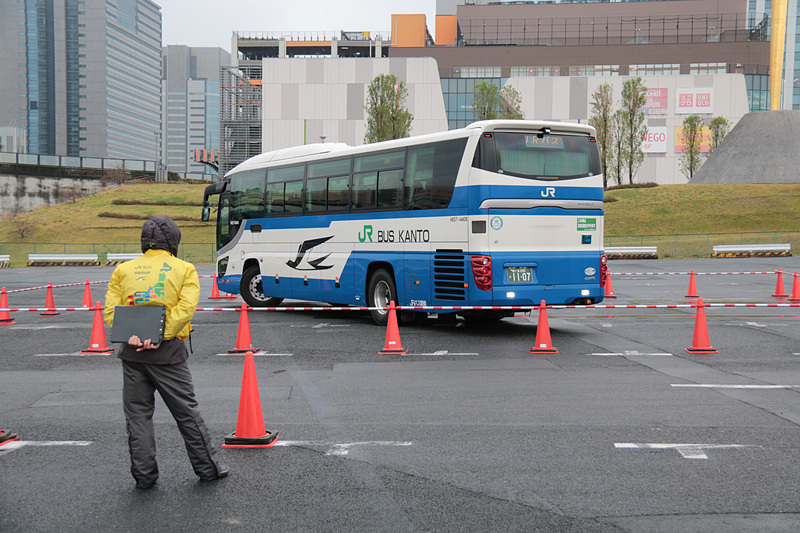 こちらは高速線の部の「隘路通過」と、タコつぼと呼ばれていた「方向転換」。まずはあいさつのあとに乗車し各部の指差喚呼（しさかんこ）から始まるが、なかにはパイロンにヒットする選手もいた