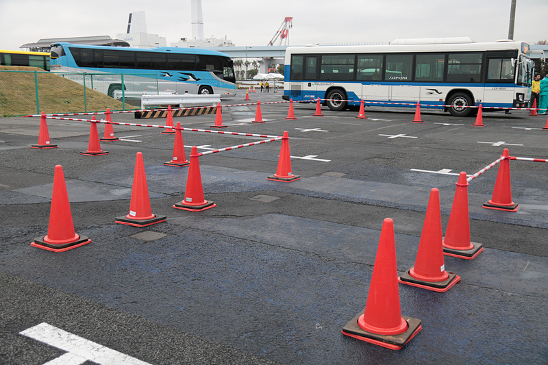 高速線の部に比べて一段と狭い一般線の部の「隘路通過」と「方向転換」。ほんとうに車幅いっぱいの幅に置かれたパイロンの間を、狭小スペースで車体を転回させて抜け出てくるのには驚き