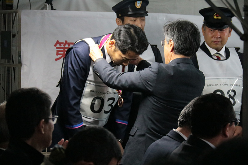 閉会式で競技結果が発表になり、高速線の部と一般線の部のそれぞれに金・銀・銅のメダルが、ジェイアールバス関東の中村社長から授与された