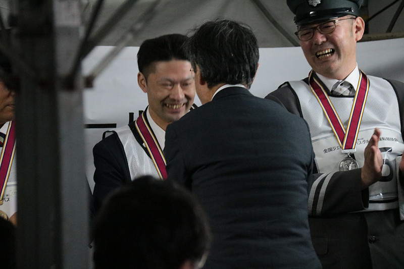 閉会式で競技結果が発表になり、高速線の部と一般線の部のそれぞれに金・銀・銅のメダルが、ジェイアールバス関東の中村社長から授与された