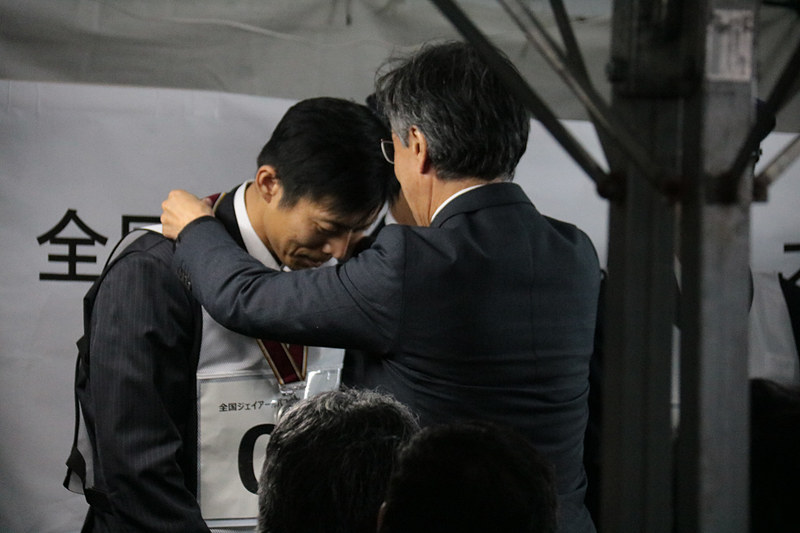 閉会式で競技結果が発表になり、高速線の部と一般線の部のそれぞれに金・銀・銅のメダルが、ジェイアールバス関東の中村社長から授与された