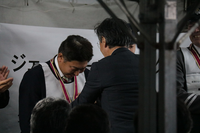 閉会式で競技結果が発表になり、高速線の部と一般線の部のそれぞれに金・銀・銅のメダルが、ジェイアールバス関東の中村社長から授与された