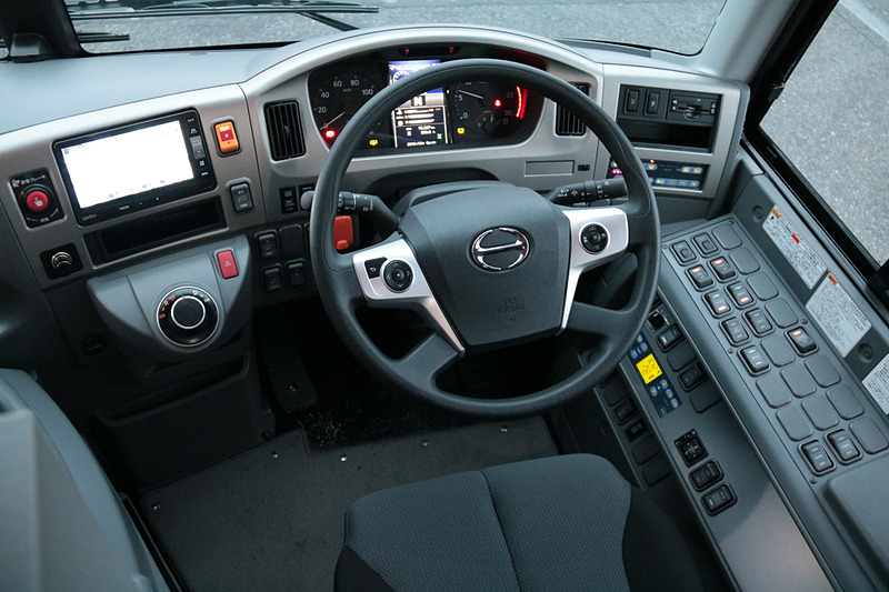 日野自動車の最新型「セレガ」。コクピット左端にあるのが「非常ブレーキ」スイッチ