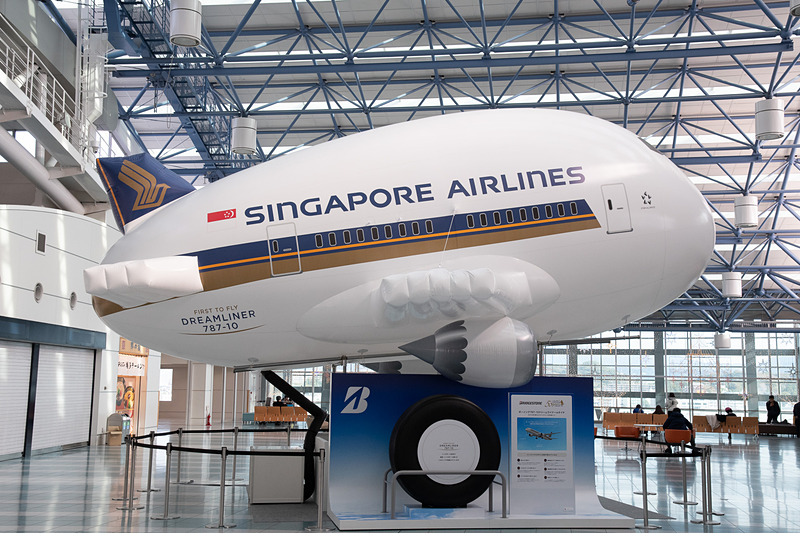 離陸態勢の巨大バルーン。ちなみにタイヤは実際のタイヤなので、バルーンの大きさが分かるだろう