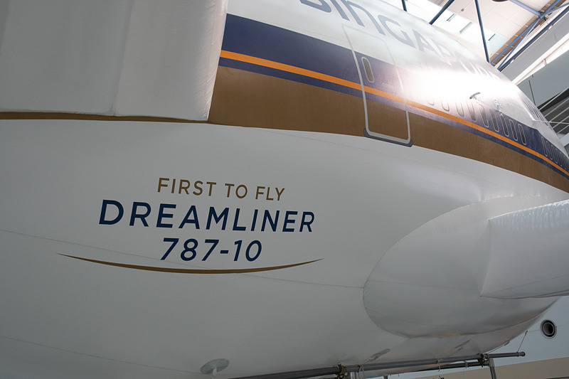 世界で最初にボーイング 787-10型機を運用することを記している