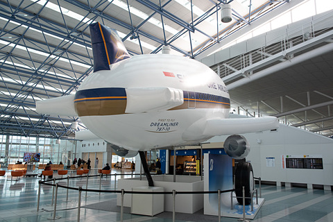 シンガポール航空とブリヂストン、最新旅客機 ボーイング 787-10型機の