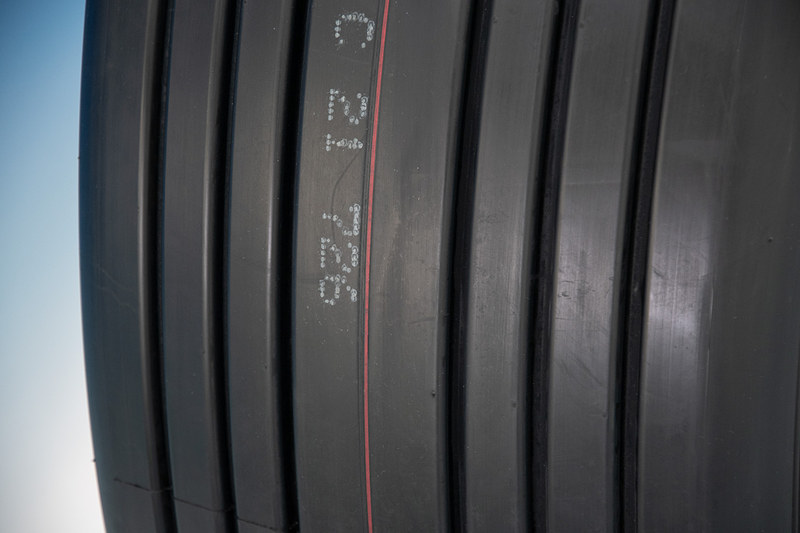 航空機用タイヤらしいシンプルなトレッドパターン