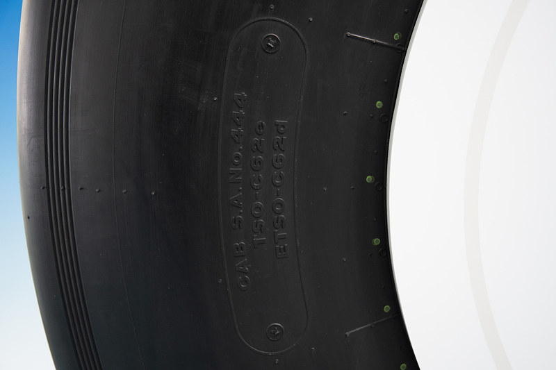 CAB S.A.など認定装備品であることを示している