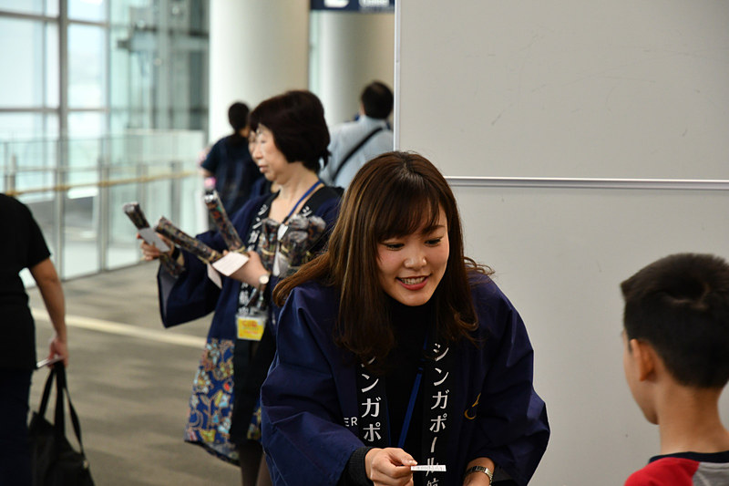 シンガポール航空のスタッフが記念品を配布