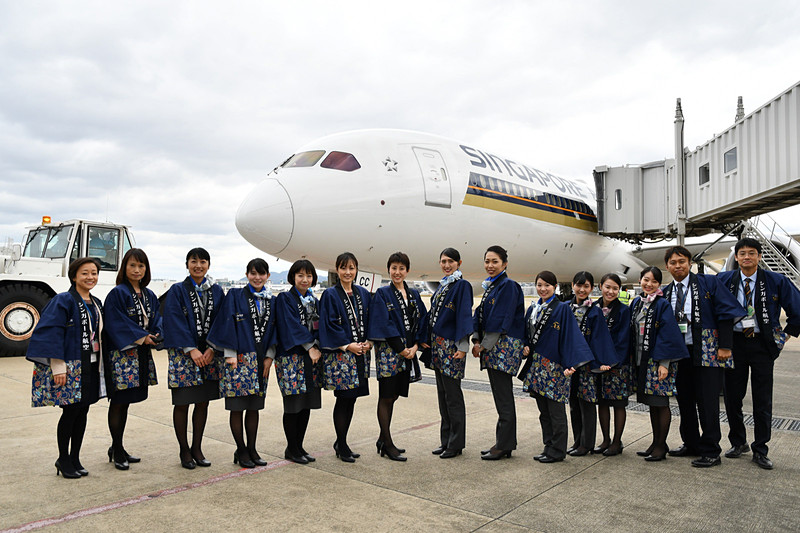 シンガポール航空のスタッフが地上からお見送り