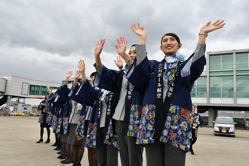 手を振るスタッフ