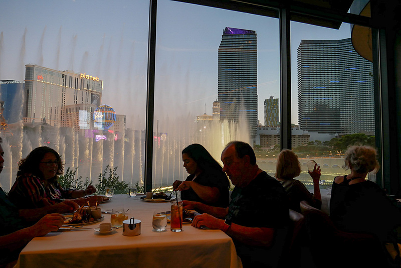 Bellagioの噴水の湖に面した場所に位置していますので、噴水ショーを楽しみながらディナーを楽しめます