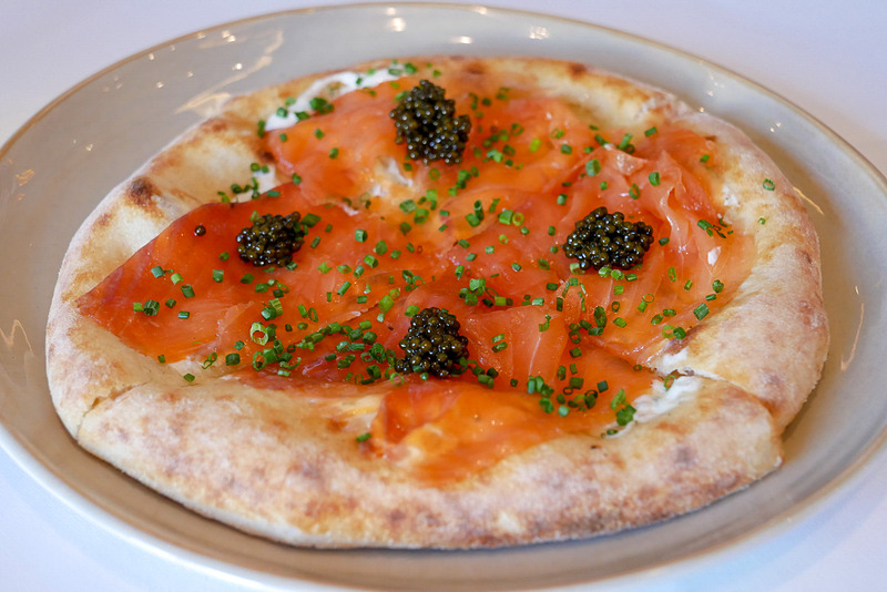 前菜にいただいた、Spagoの看板メニュー、スモークサーモンのピザ