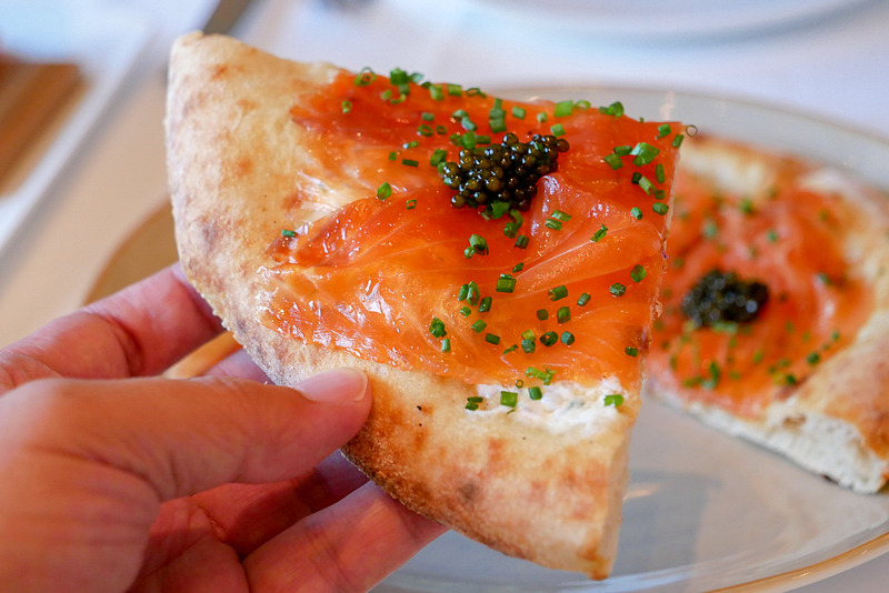 温かいピザ生地と、冷たいディルクリーム、スモークサーモン、キャビアの組み合わせがなんとも言えない対比でおもしろいです