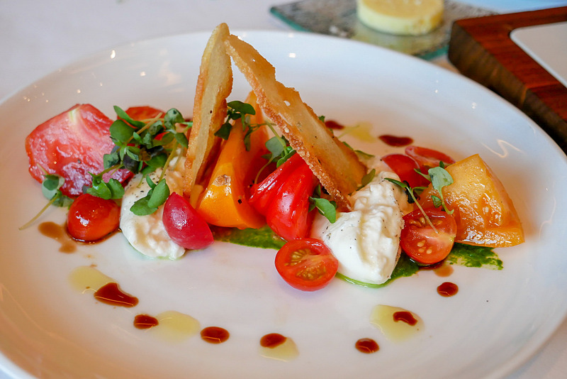 トマトとフレッシュチーズ「ブッラータ」のサラダ。トマトの甘さがなんとも言えない美味しさでした