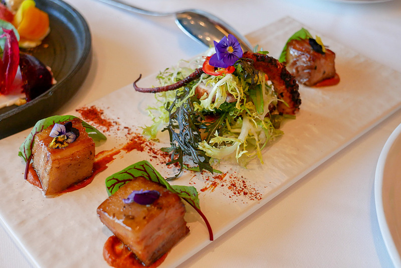 豚バラ肉とタコの「a la Plancha（スペイン風焼き料理）」。特に豚バラ肉の甘さは肉好きにはたまらない美味しさです