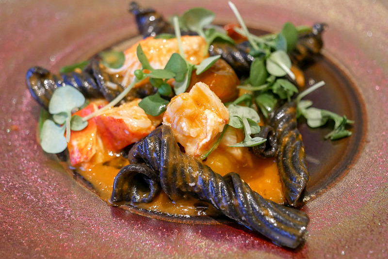 こちらはイカスミのガルガネッリ。コク深い味わいはもちろんですが、絶妙なアルデンテに茹でられていて、味わいは最強です