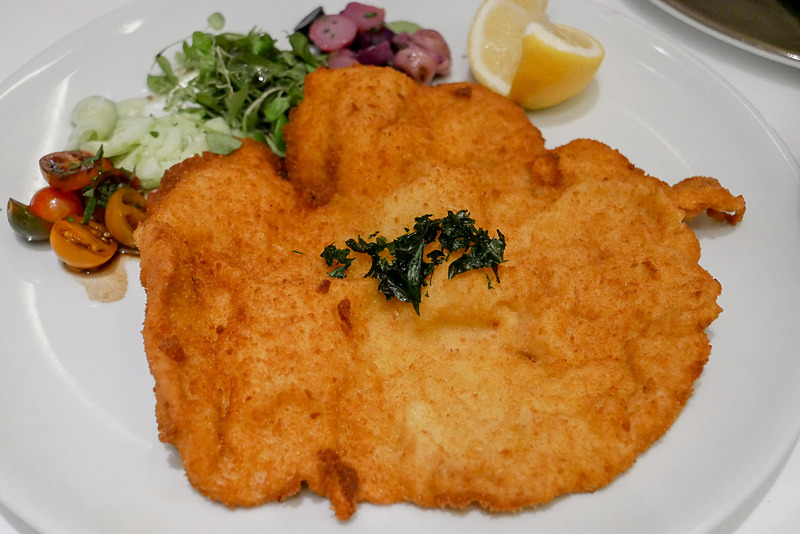 ウィーン風シュニッツェル。シェフがオーストリア出身ということで、こちらも看板メニューです