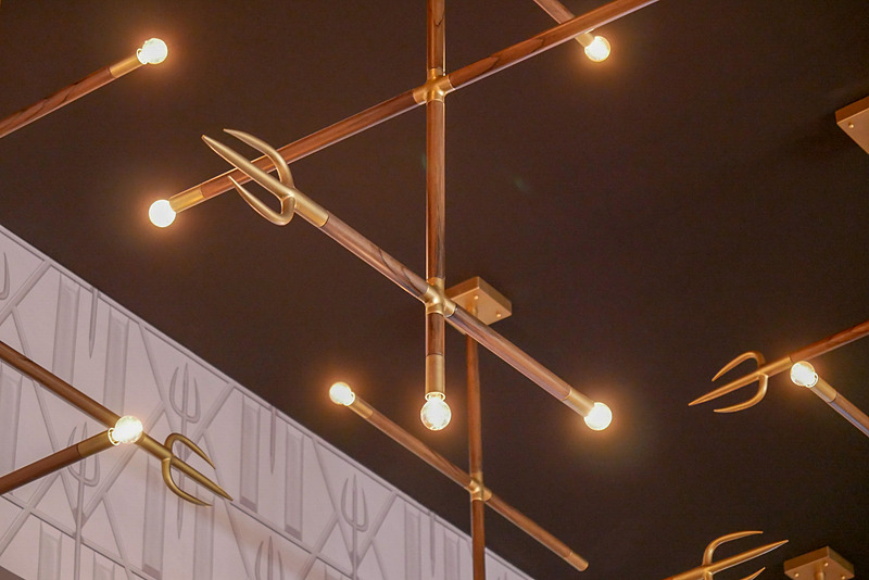 調度品も番組のイメージをそのまま再現。天井の照明にも、番組のモチーフである槍が使われています