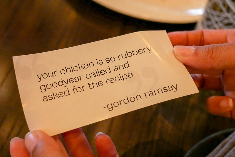 「notes from gordon」というカクテルには、ゴードン・ラムゼイさんが番組内で発言した毒舌が書かれた紙が添えられています