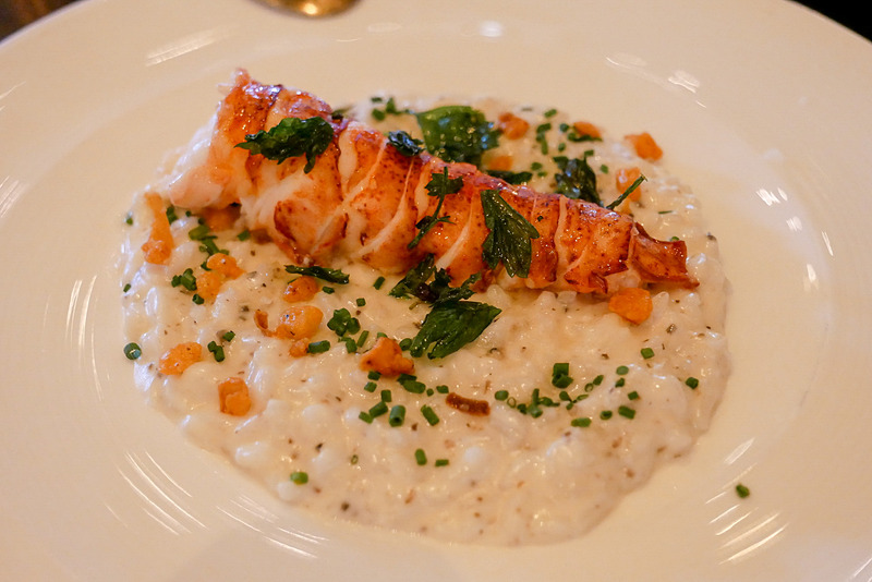 ロブスターリゾット。トリュフが効いた濃厚なリゾットと、新鮮なロブスターテイルの甘い味わいは格別。ここまで美味しいロブスターは初めてかも、という印象でした