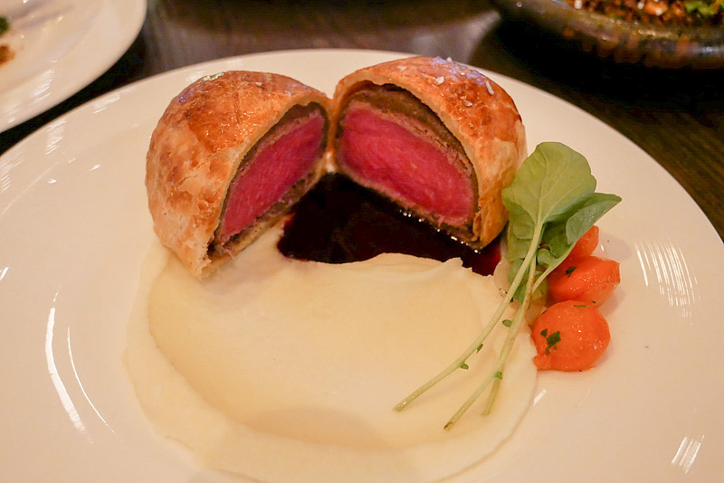 牛のテンダーロインをパテで覆ってパイで包み焼き上げた、ビーフウエリントン