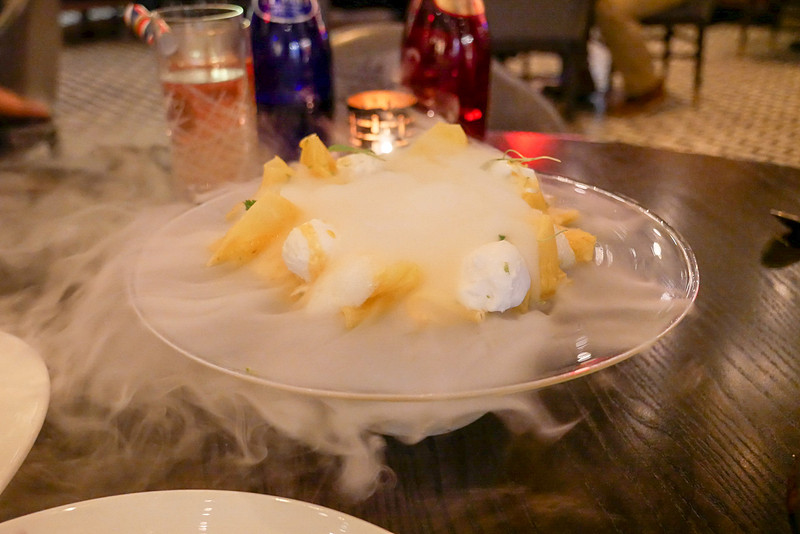 お店の看板デザートの1つの、パイナップルのカルパッチョ。何よりそのデコレーションがとても目を引きます