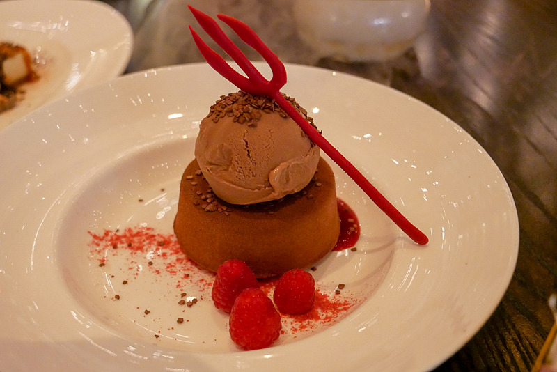 こちらも人気のチョコレートムースケーキ。濃いチョコレートと甘いアイスクリームとの相性は最強でした。番組モチーフの槍が飾られているのも楽しい部分です