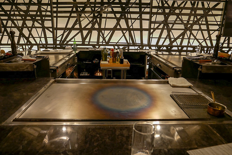 鉄板焼きのカウンターも用意されていて、今回は鉄板焼きを中心としたメニューをいただきました