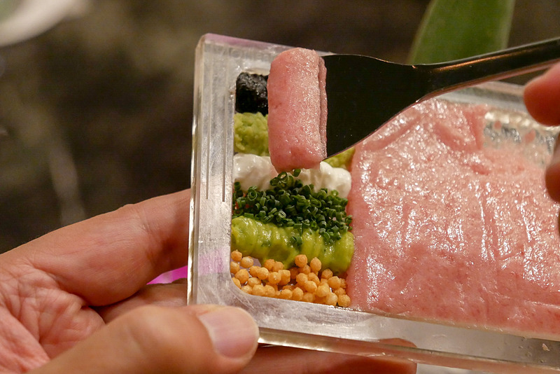 小さなヘラでツナのタルタルをこそげ取って、横に添えられた6種類の薬味を付けて食べます。濃厚なツナを単体で楽しんでも美味しいですが、薬味との相乗効果で、いろいろな味が楽しめるが、とてもおもしろいです