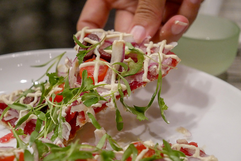 マグロを薄いピザ生地の上に敷き詰めて、オニオン、香草、シーザードレッシングなどで味付け。こちらも見た目以上にマグロの味わいが生きていて、あとを引きます