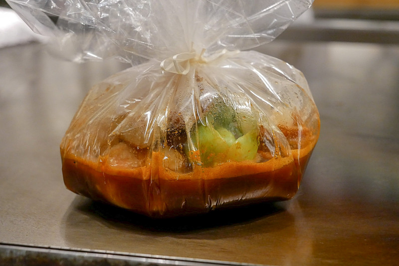 フィルムごと鉄板の上でぐつぐつと煮込みます。耐熱フィルムなので破れることはありません