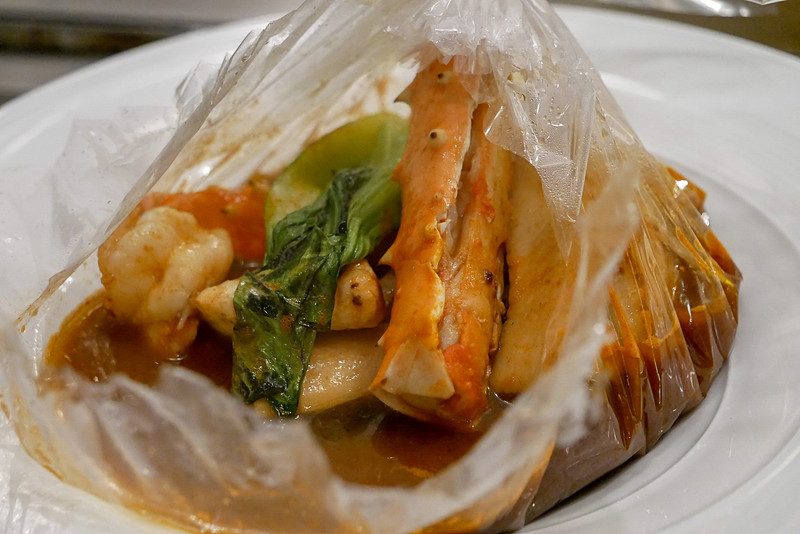 煮込み終わってフィルムを切ると、八丁味噌の香ばしさに混じって、魚介の美味しそうな香りが漂ってきます。味も日本人にベストマッチで、感動的な美味しさでした